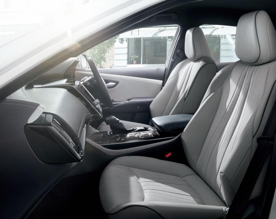 Интерьер Toyota Crown S Elegance Style II 2020 года  (фото 3 из 3)
